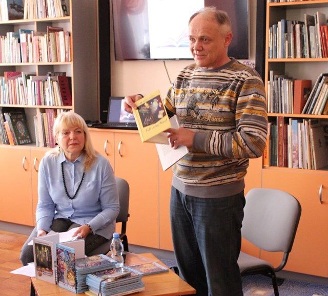 Модератор зустрічі Лідія Грищук і поет-романтик Володимир Присяжнюк